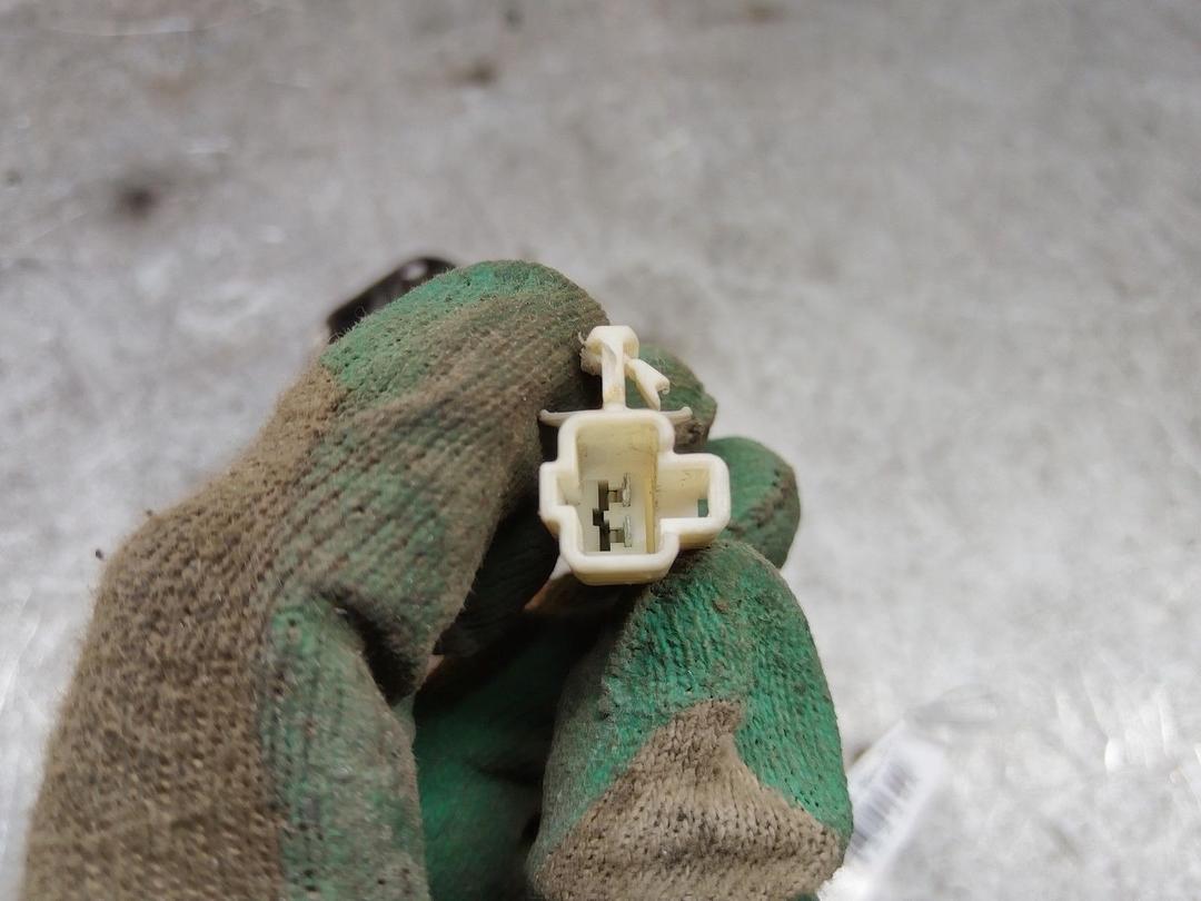 Кнопка открытия багажника HU9CKH Toyota Avensis Verso - Фото 6