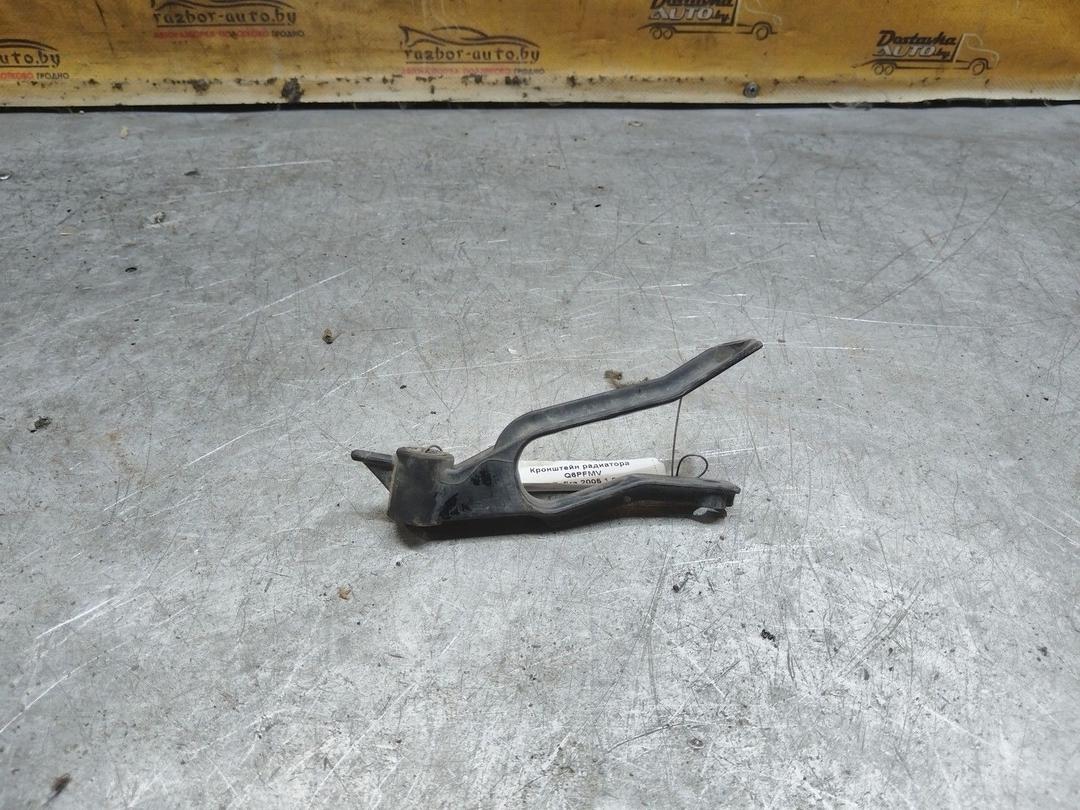 Кронштейн радиатора Q6PFMV Opel Zafira