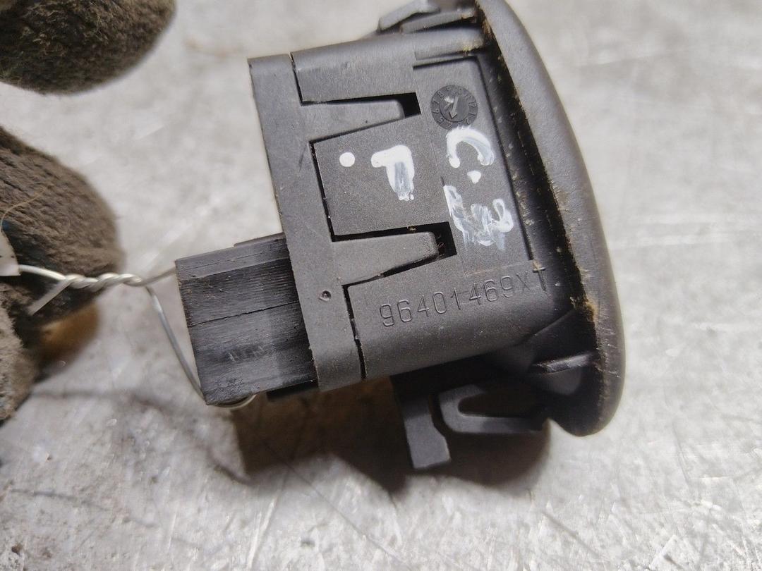 Кнопка стеклоподъемника переднего левого BRDKUQ Citroen C3 купить в магазине запчастей бу