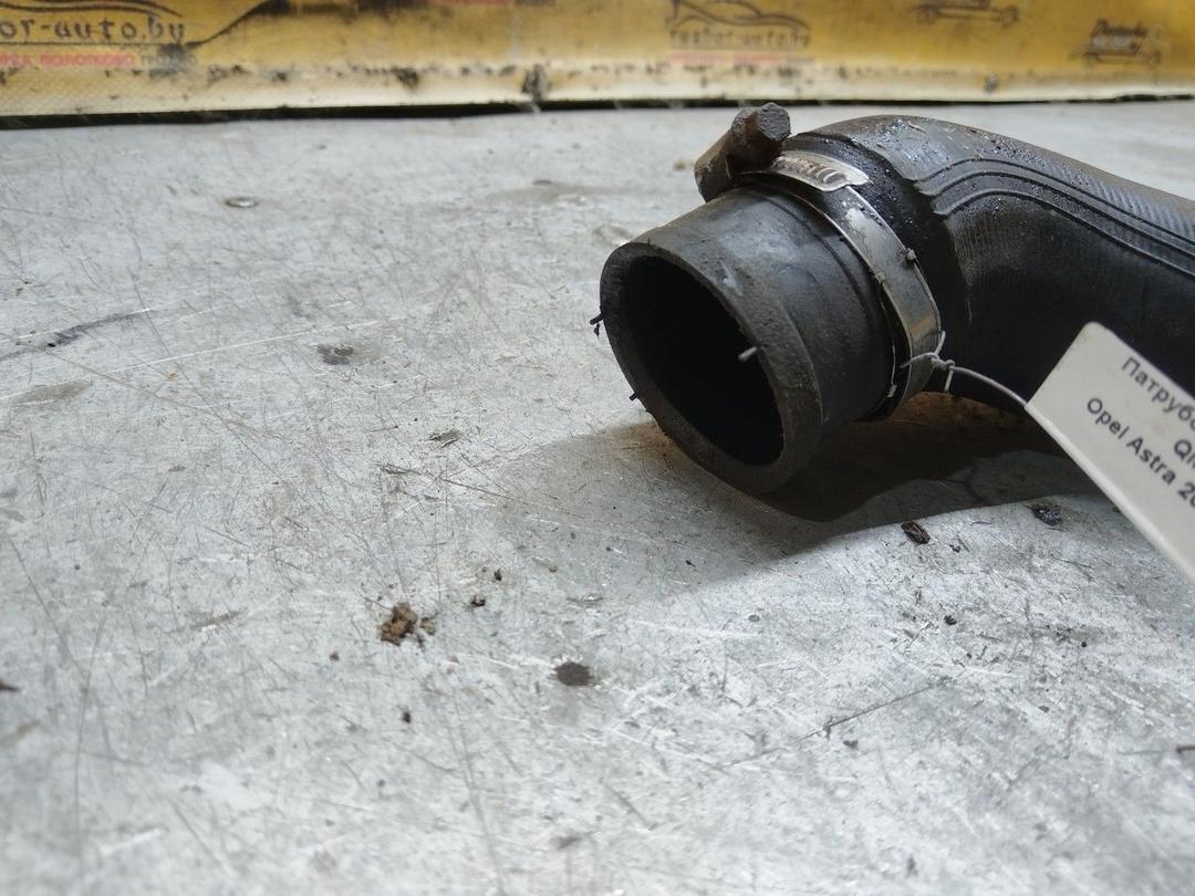 Патрубок интеркулера QM388Q Opel Astra купить с доставкой