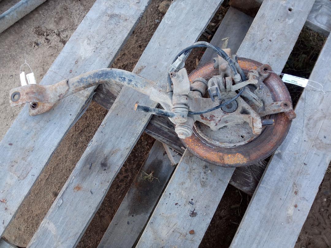 Кулак задний левый BP6FWY Peugeot 406 - Фото 1