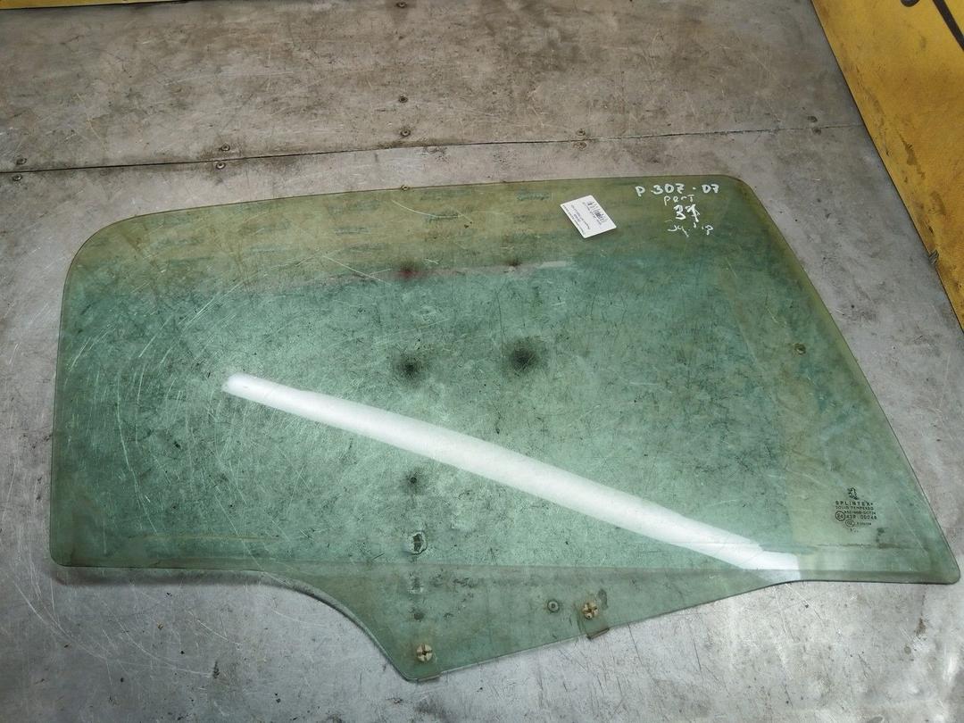 Стекло двери задней правой D9V9Z8 Peugeot 307