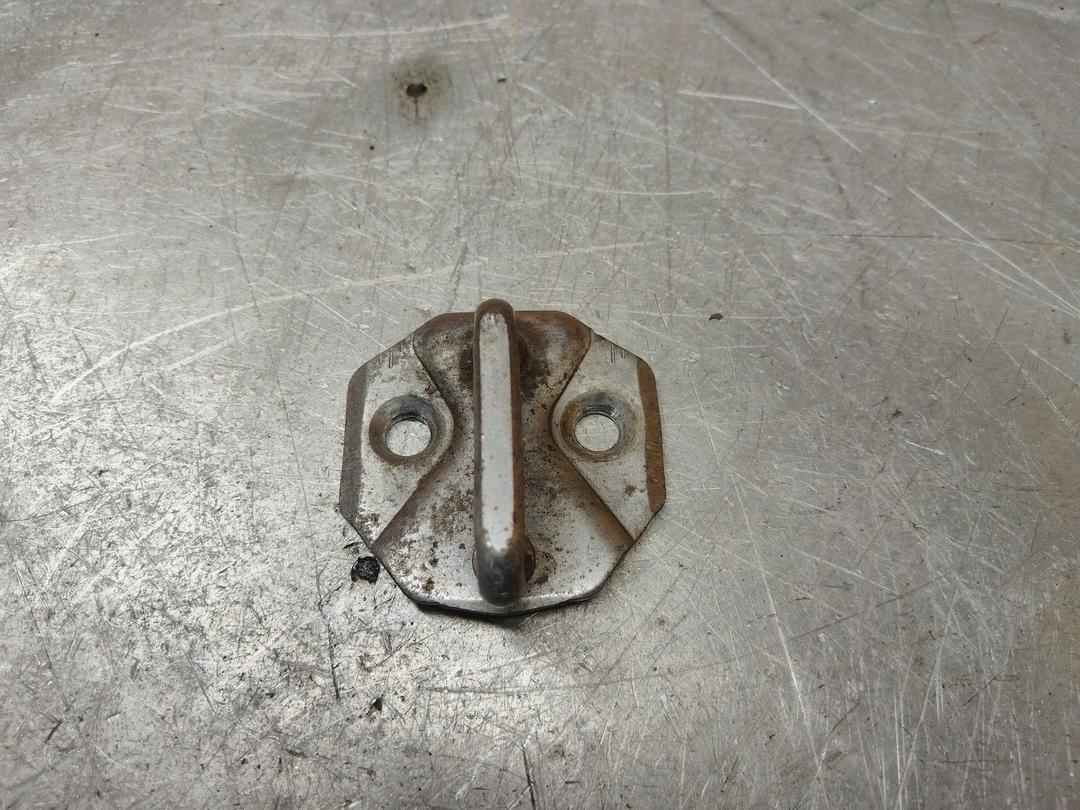 Ответная часть (скоба) замка двери CQP06U Ford Fusion