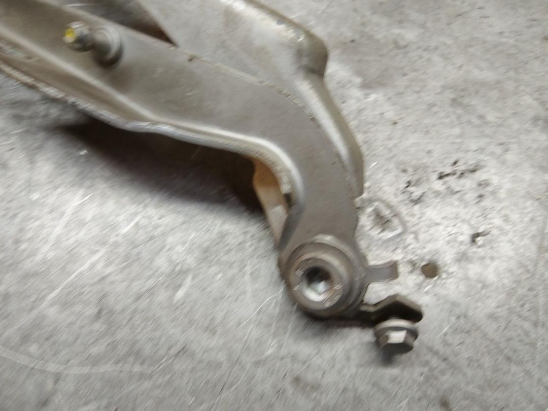 Петля капота KL2YV1 Volvo V70 купить в магазине запчастей бу