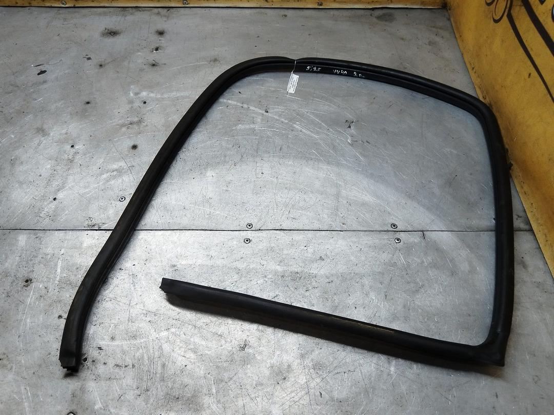 Уплотнитель двери задней правой ZEQZIQ Volvo V40 - Фото 1