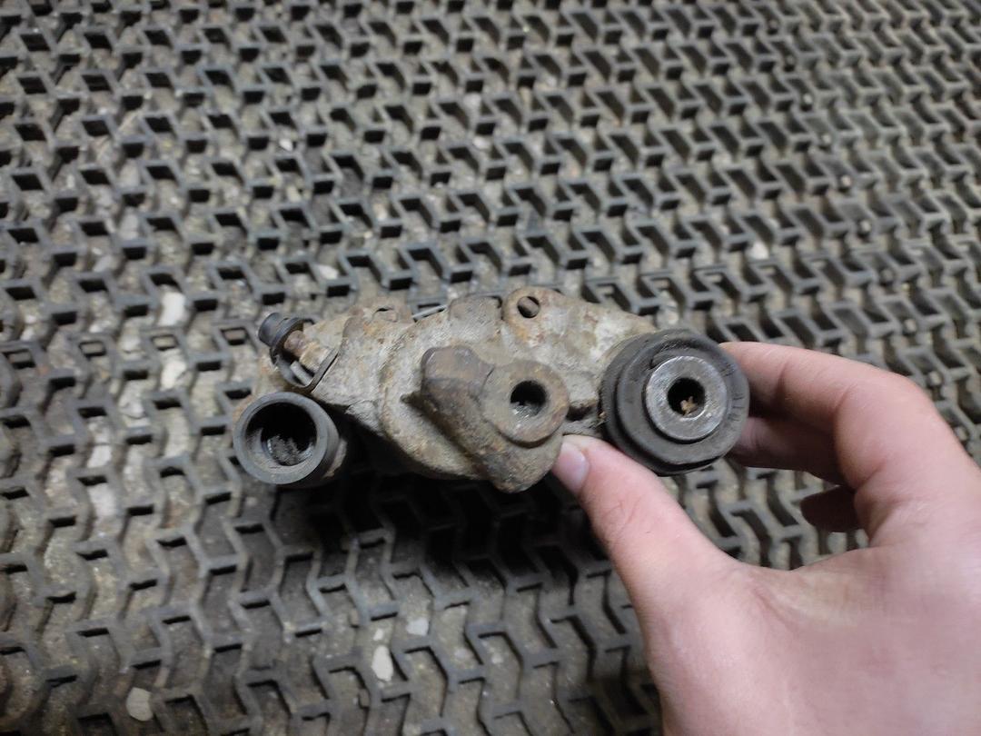 Суппорт задний правый X81XNU Peugeot 406 купить в магазине запчастей бу