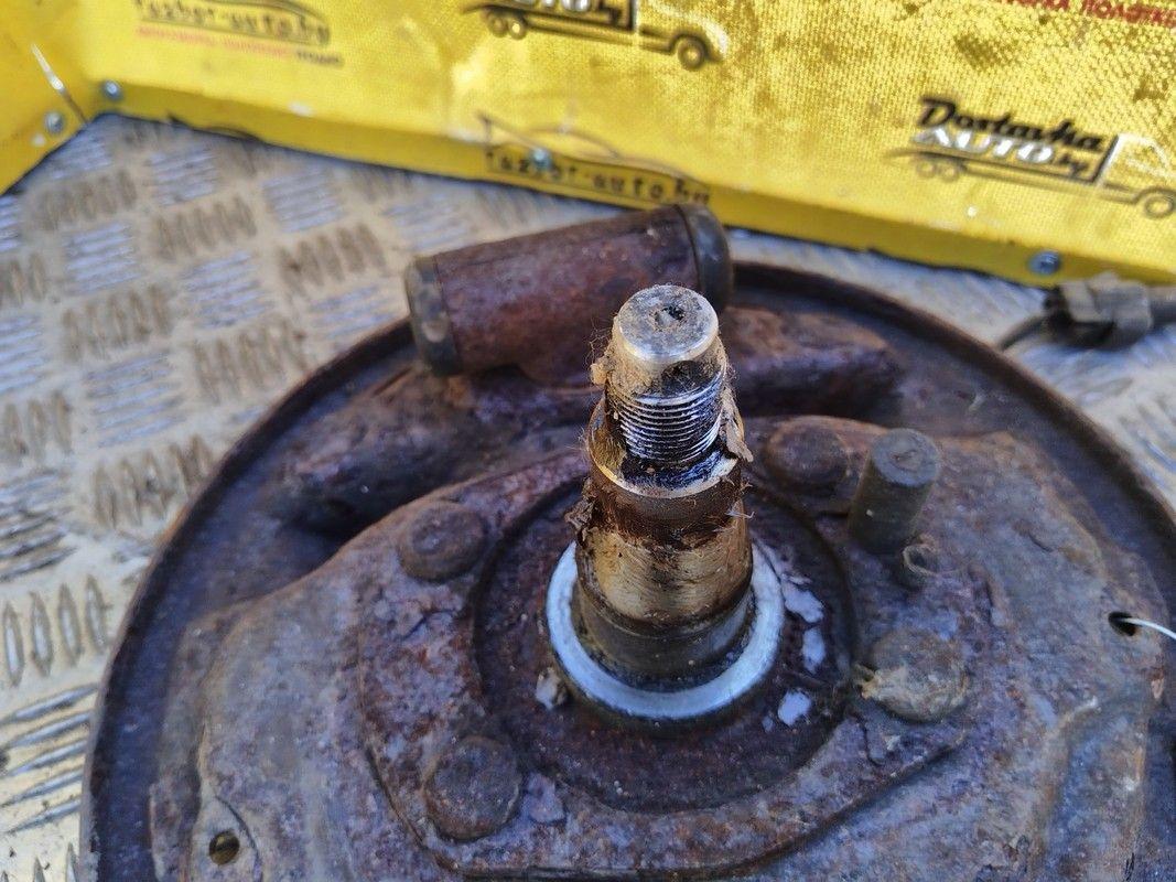 Цапфа задняя (ось ступицы) HGE1W8 Kia Carnival купить в магазине запчастей бу