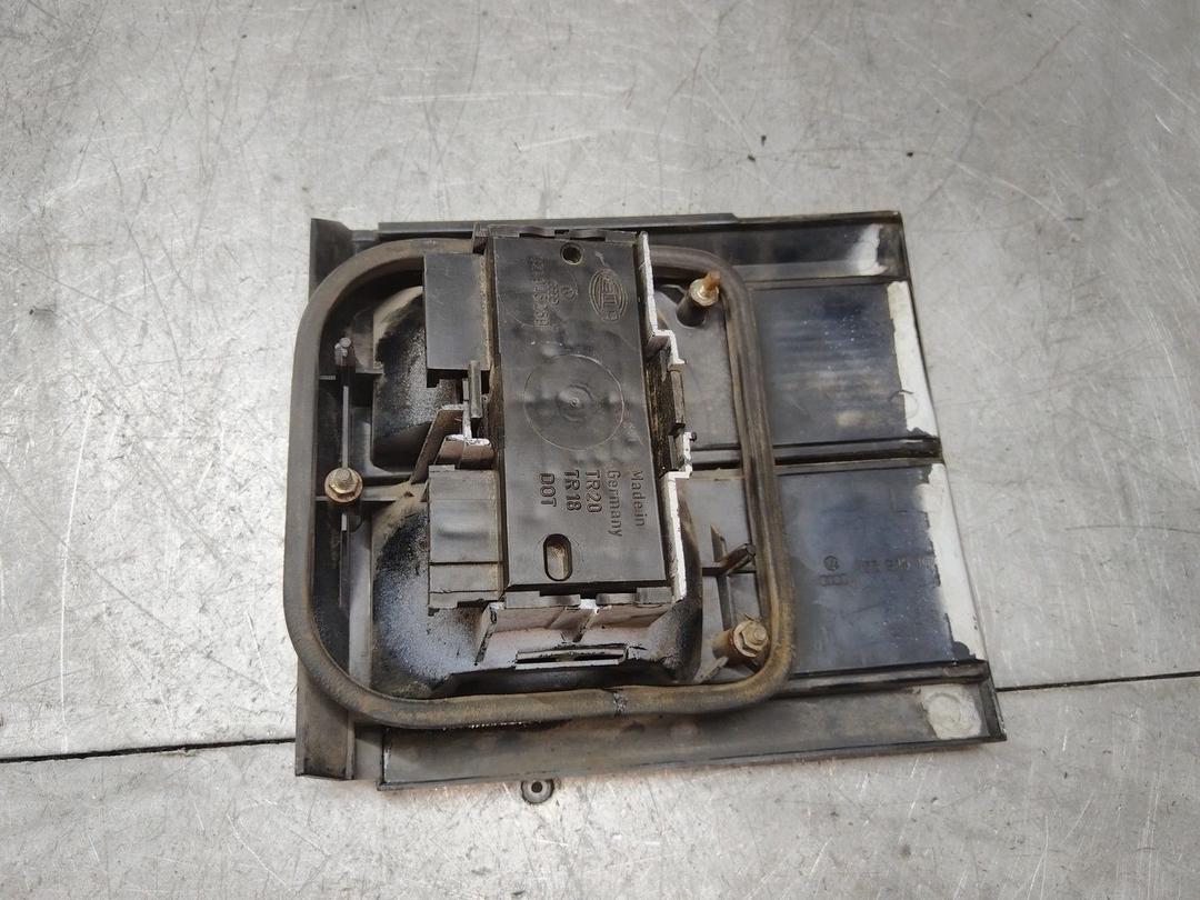 Фонарь крышки багажника левый LM8QLL Volkswagen Passat купить в магазине запчастей бу