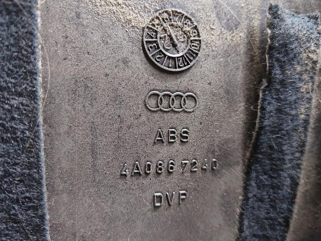 Обшивка стойки центральной правой IWQQ3C Audi 100 купить с доставкой