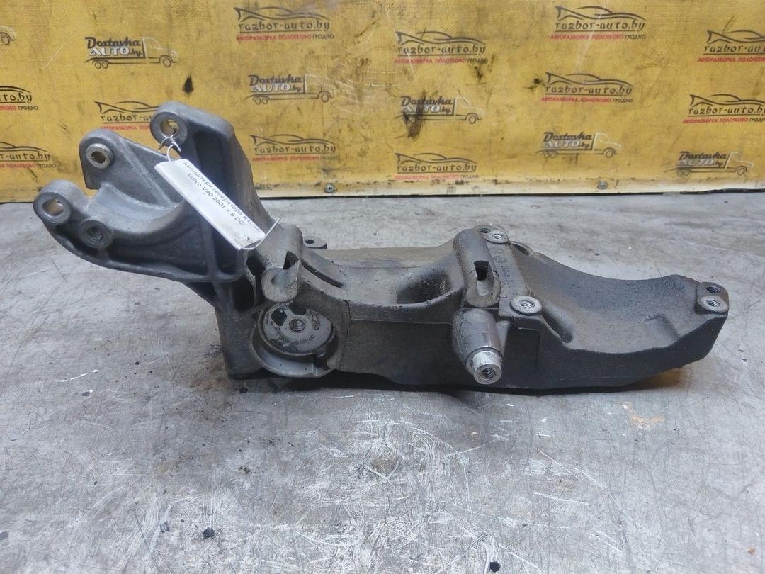 Кронштейн генератора B4C4I0 Volvo V40