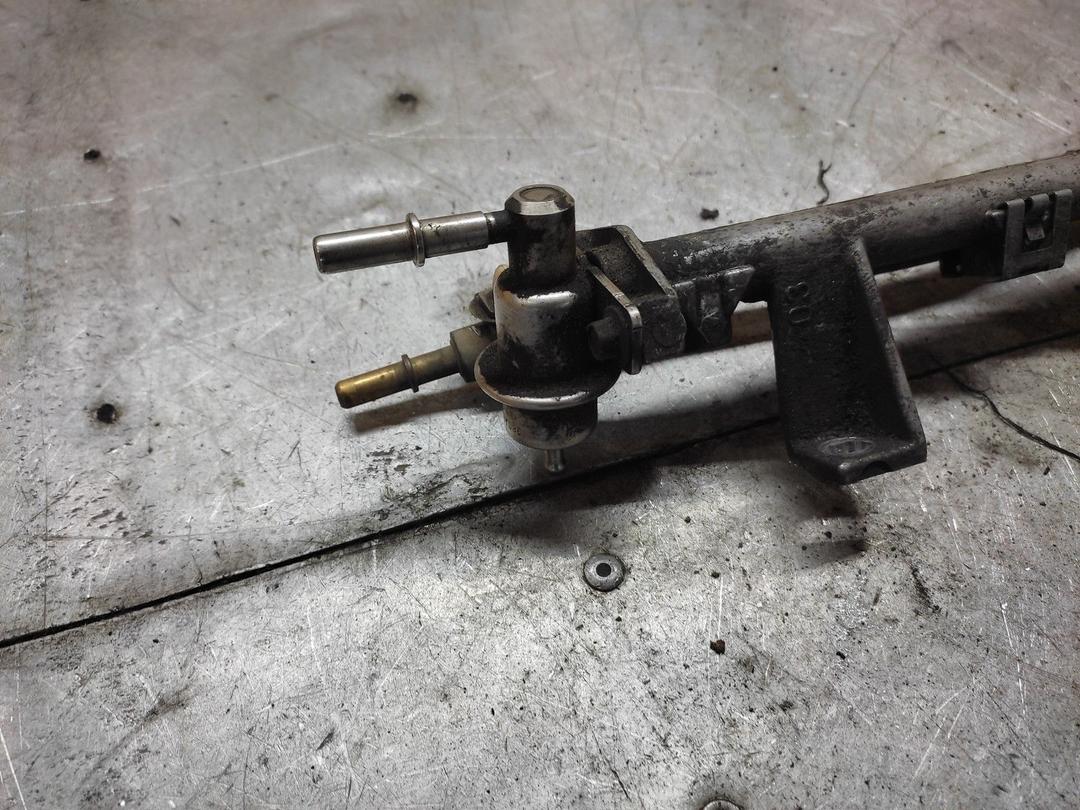 Топливная рампа 8PMYGU Ford Focus купить в магазине запчастей бу