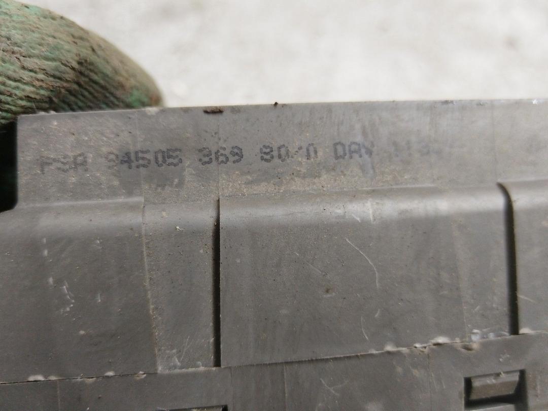 Блок предохранителей D1VOUL Peugeot 405 купить в магазине запчастей бу