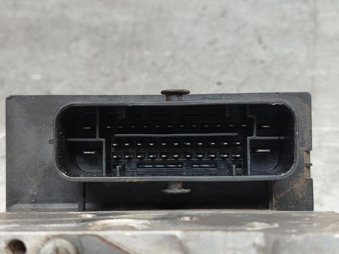 Блок ABS UO6Q7V Audi A4 - Фото 4