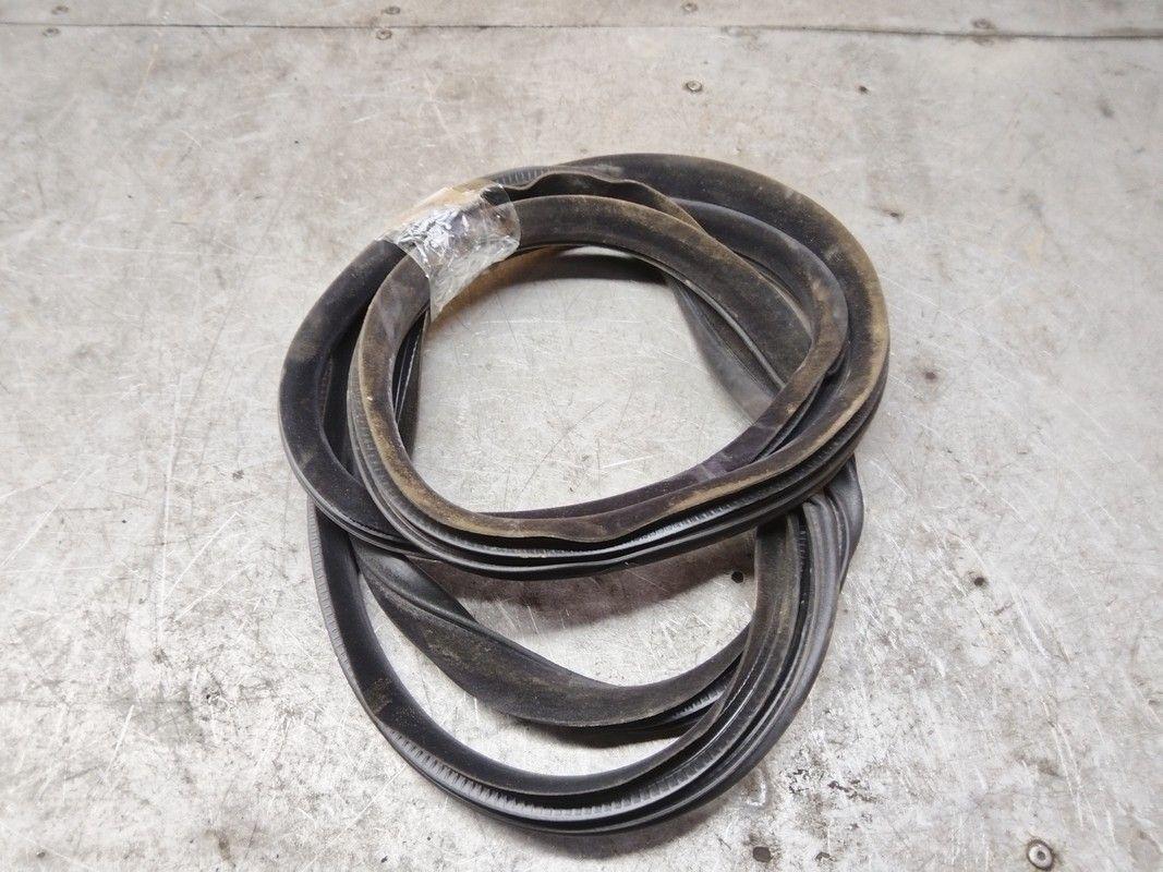 Уплотнитель двери задней правой Y3FZ74 Volvo V70 купить