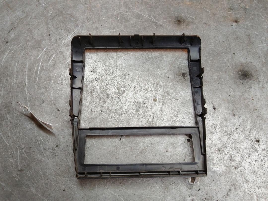 Рамка под магнитолу 7N7VUU Skoda Octavia - Фото 2