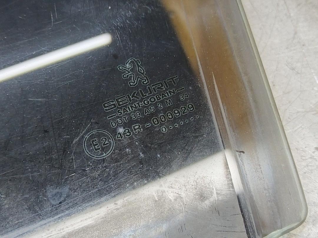 Стекло двери задней левой 7JL0VA Peugeot 406 купить