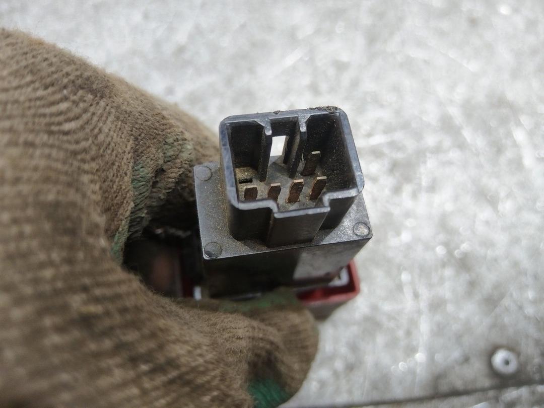 Кнопка аварийной сигнализации 9W8AWT Kia Carnival купить в магазине запчастей бу