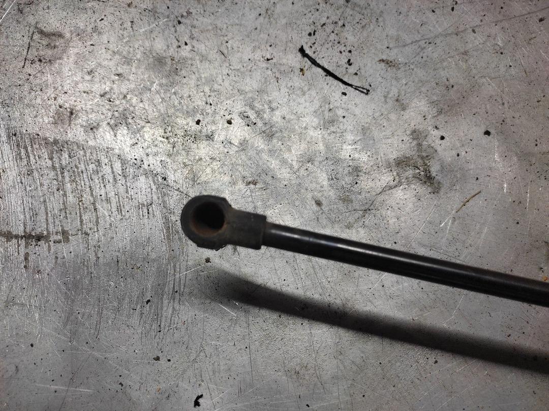 Амортизатор капота ME8T0N Audi A3 - Фото 3