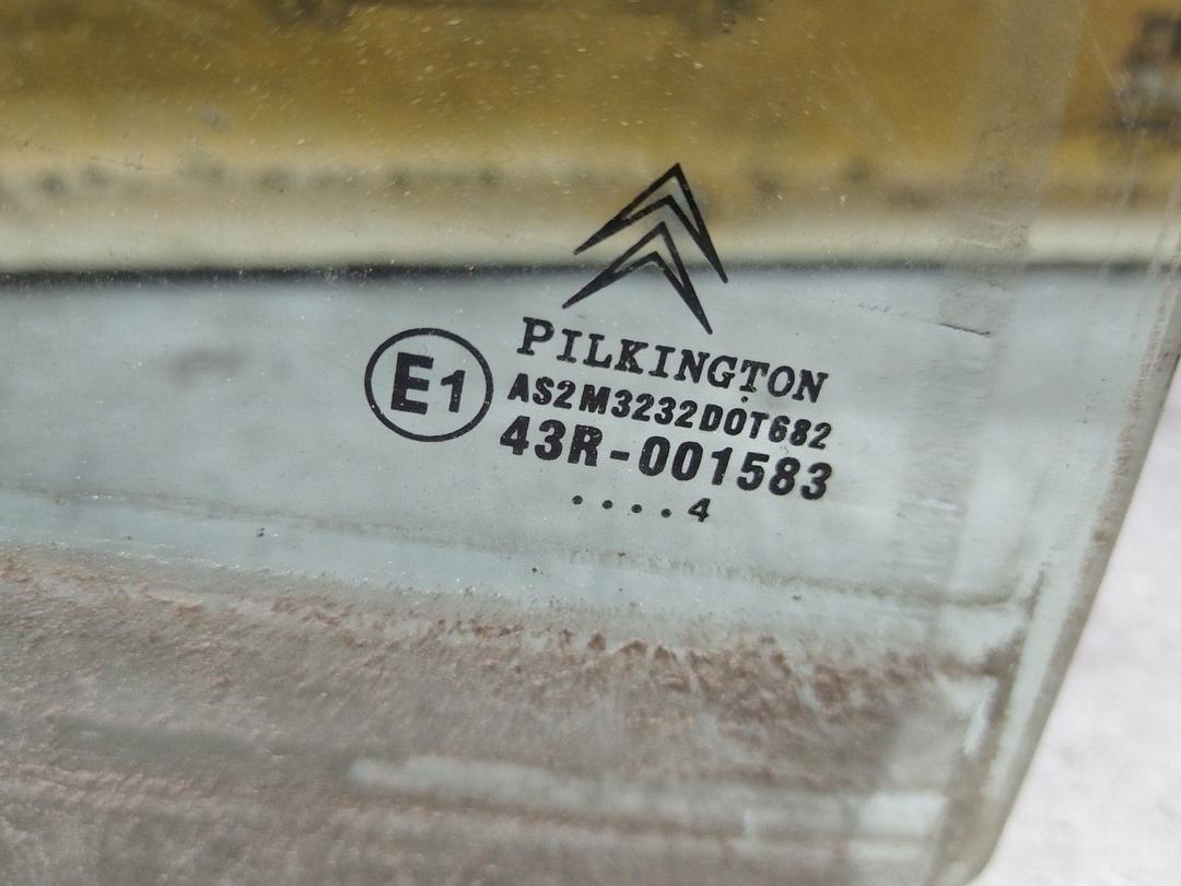 Стекло двери задней правой 4VE879 Citroen C3 купить