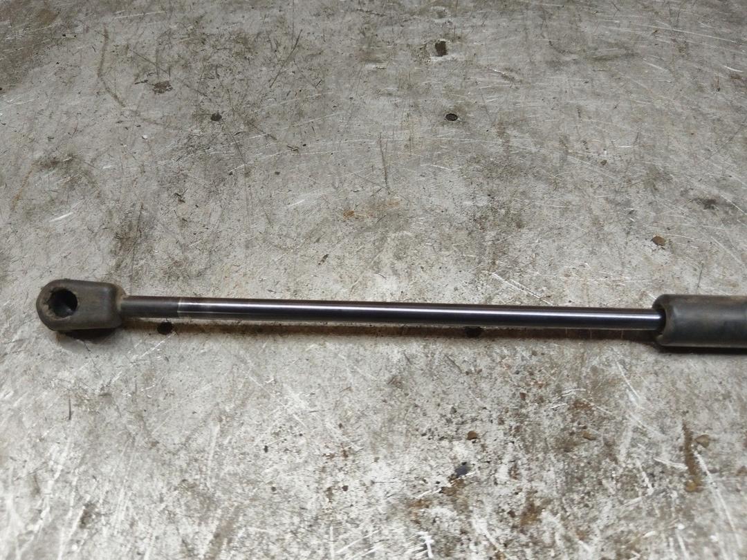 Амортизатор крышки багажника (3-5 двери) J9X8S8 Hyundai Getz купить в магазине запчастей бу