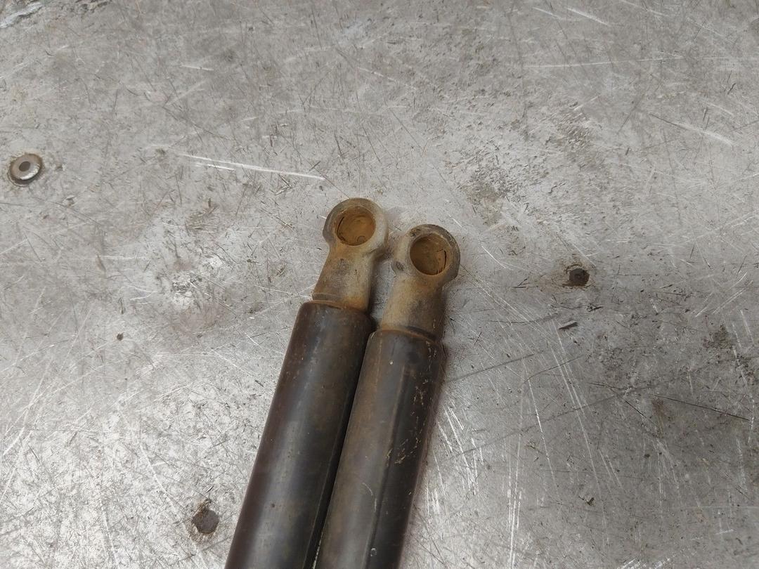 Амортизатор крышки багажника (3-5 двери) I490BG Volkswagen Passat купить в магазине запчастей бу