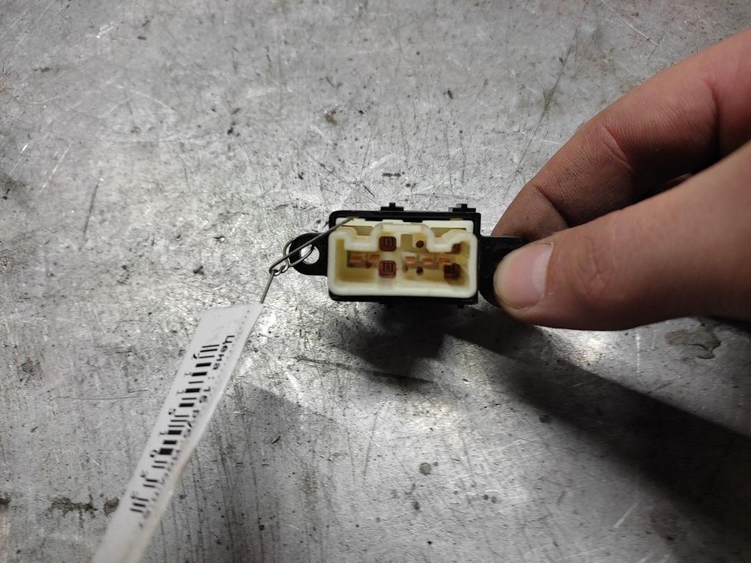 Кнопка стеклоподъемника заднего правого XQM0YB Mazda 6 купить с доставкой