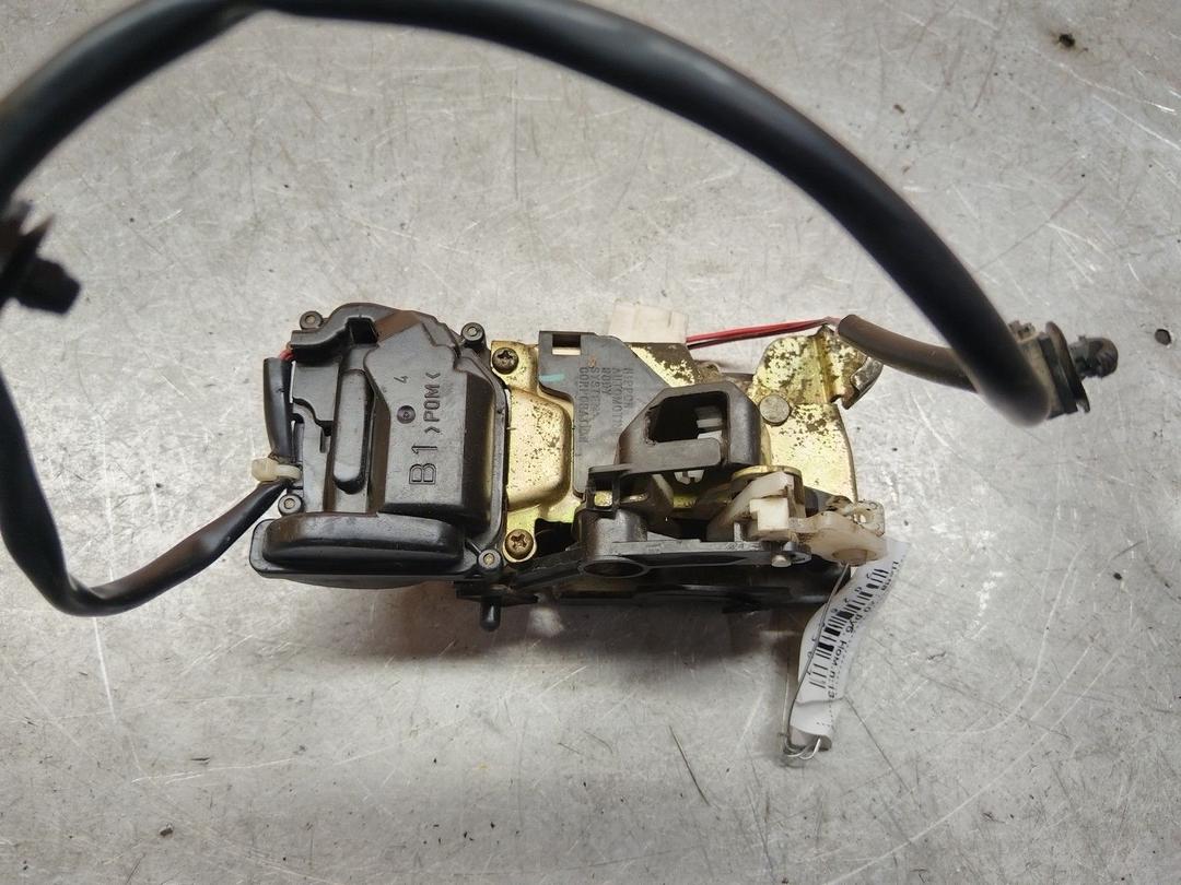 Замок двери задней правой WRX56G Mazda Premacy купить