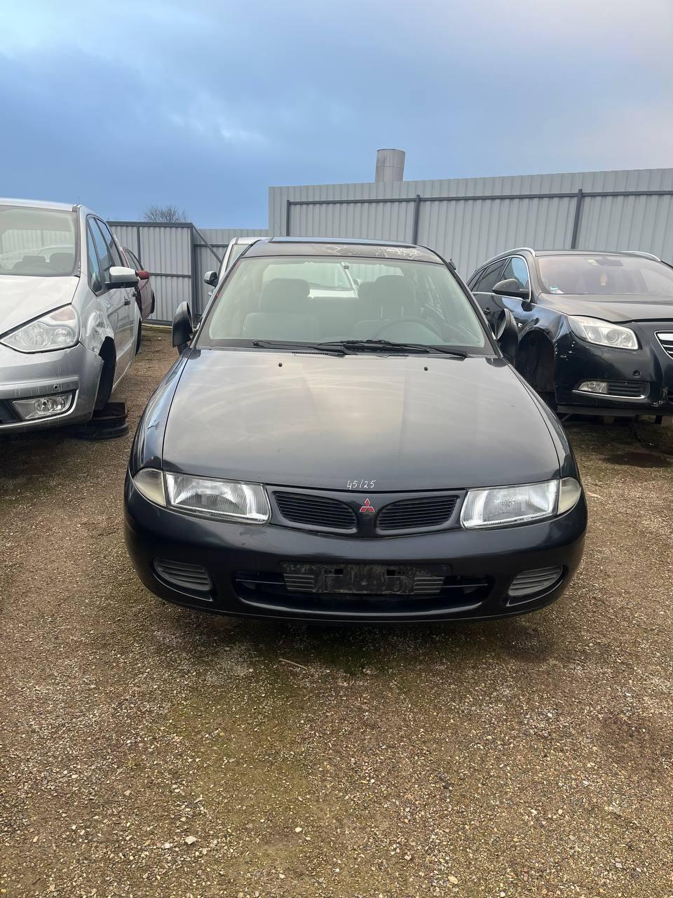 Петля капота правая L2V4GE Mitsubishi Carisma