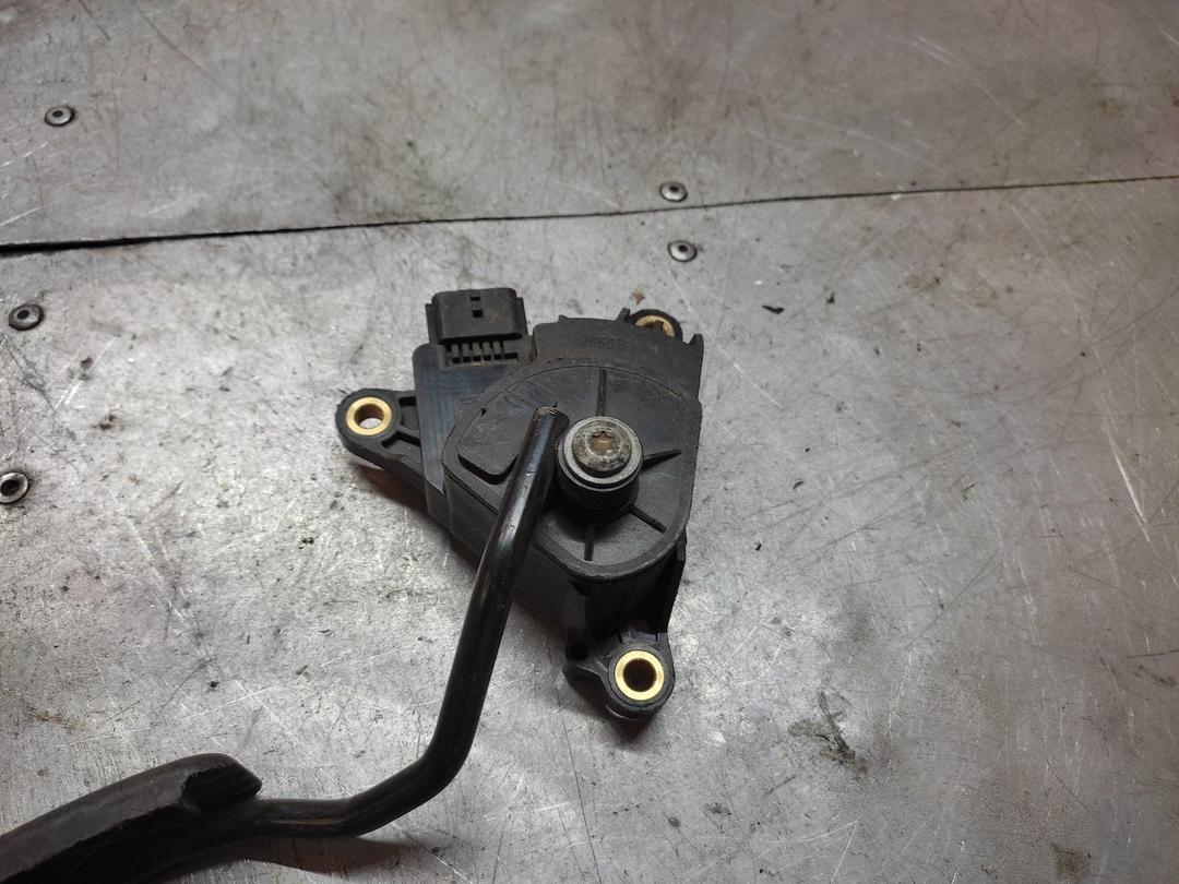 Педаль газа E3VZBP Renault Megane купить с доставкой