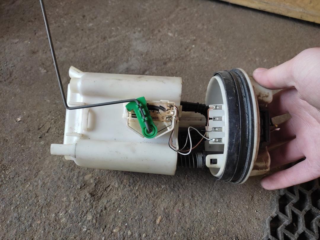 Колба в бак PI9BVH Mitsubishi Carisma купить с доставкой