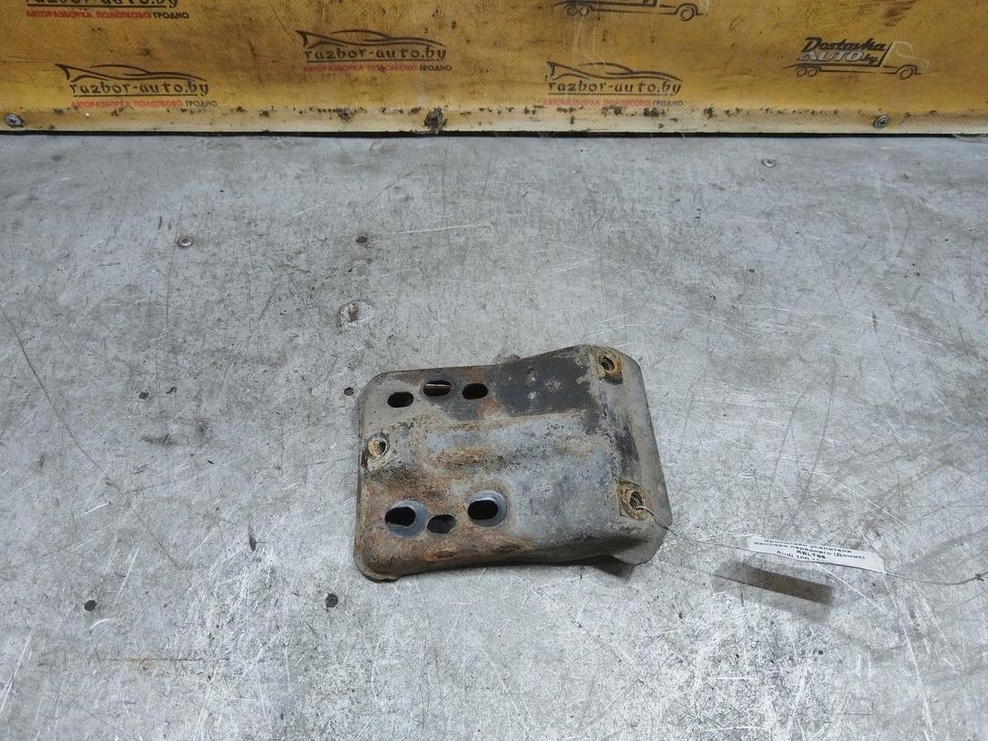 Кронштейн усилителя бампера переднего (Домик) RELT85 Audi 100