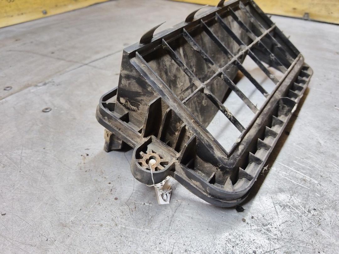 Решетка вентиляции кузова O6SM9F Peugeot 406 купить в магазине запчастей бу