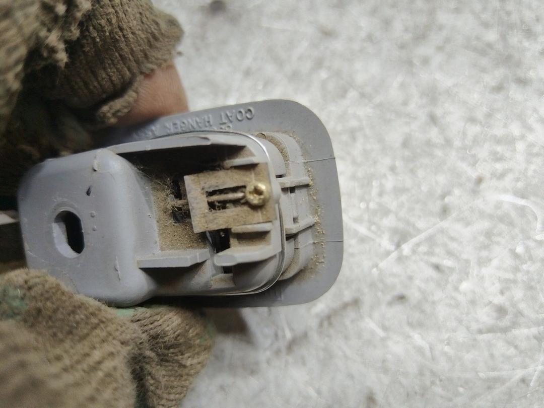 Крючок для одежды D6XIC5 Kia Carnival купить в магазине запчастей бу