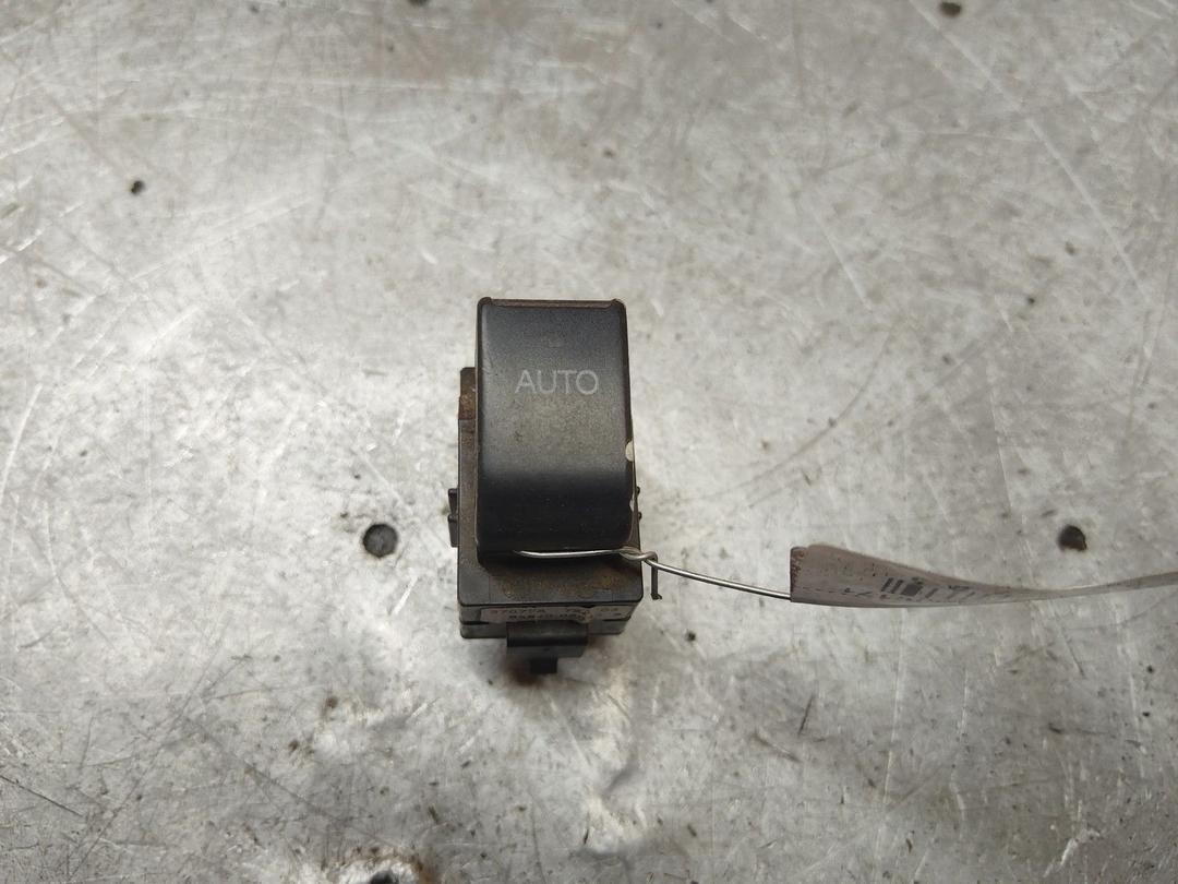 Кнопка стеклоподъемника заднего правого C2JRH6 Toyota Corolla - Фото 1