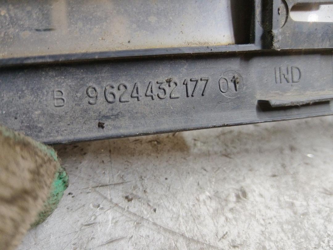 Молдинг двери передней правой V31I40 Peugeot 406 купить с доставкой