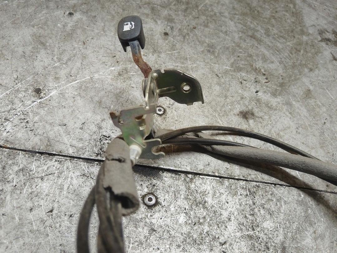 Ручка открытия лючка топливного бака Y693WS Hyundai Getz купить в магазине запчастей бу