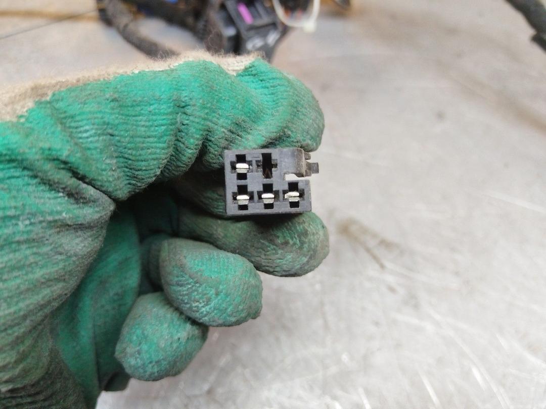 Проводка двери передней правой C024L8 Volkswagen Golf купить на авторазборке