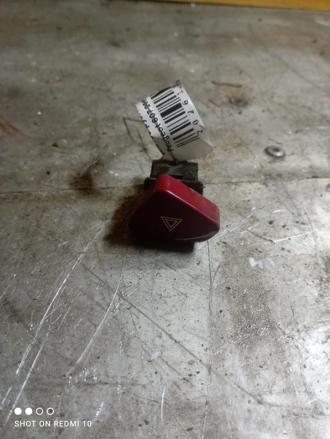 Кнопка аварийной сигнализации J6NBUM Peugeot 607