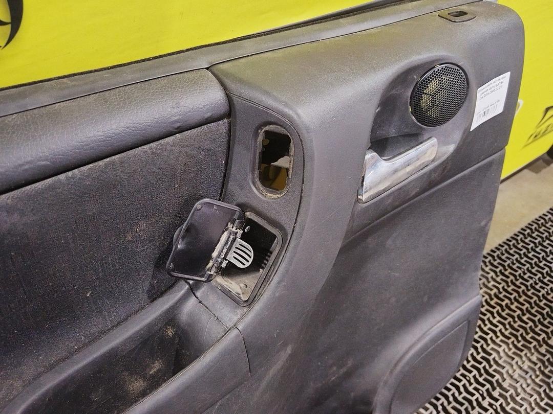 Обшивка двери задней левой (дверная карта) BSTIE4 Opel Zafira купить