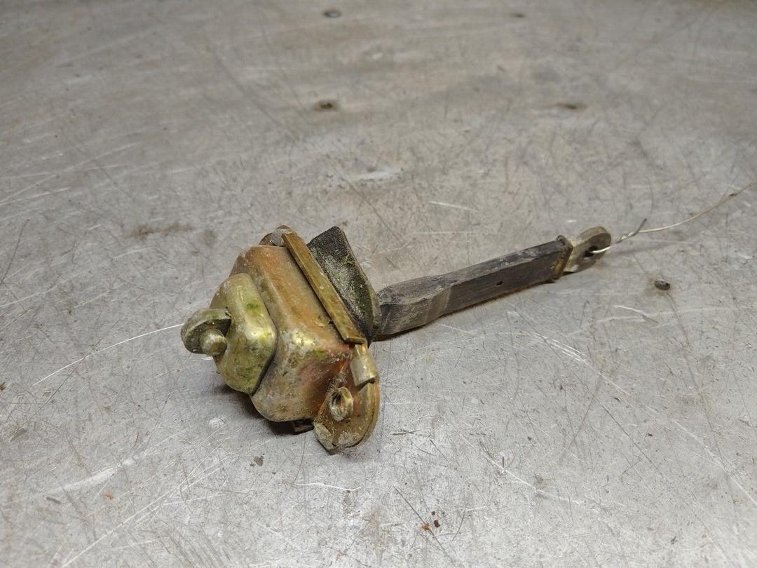 Ограничитель открывания двери задней 0T0665 Mitsubishi Carisma купить