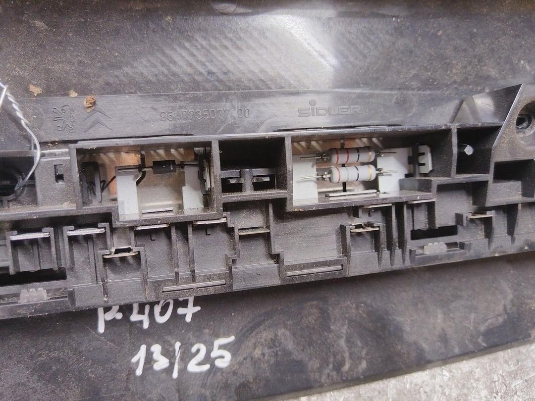 Стоп-сигнал 8MB70T Peugeot 407 купить на авторазборке