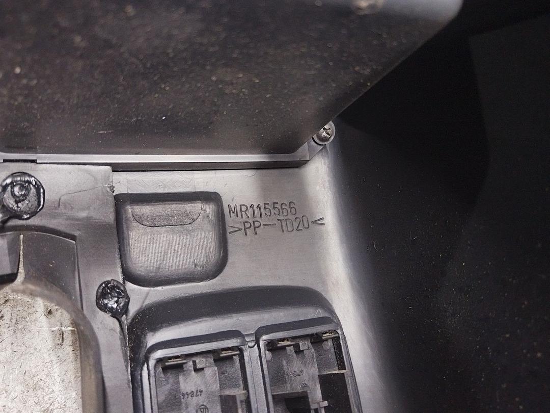 Консоль салона (центральная часть) 19NZ2B Mitsubishi Carisma undefined