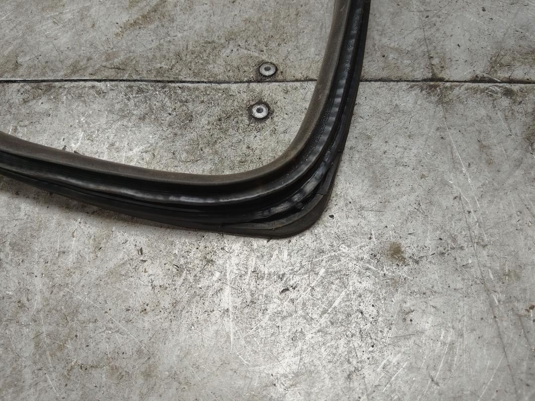 Уплотнитель двери задней правой ZH99E4 Toyota Avensis - Фото 2