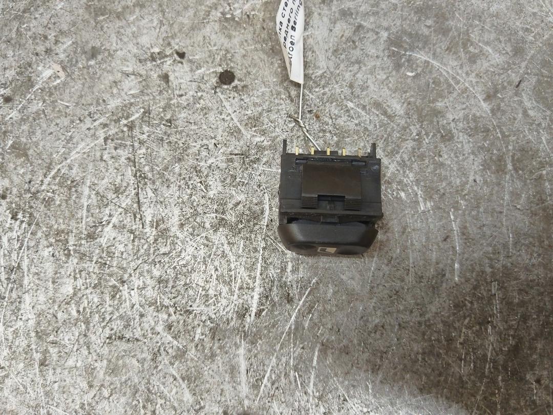 Кнопка стеклоподъемника переднего правого IL38OJ Citroen Berlingo купить в магазине запчастей бу