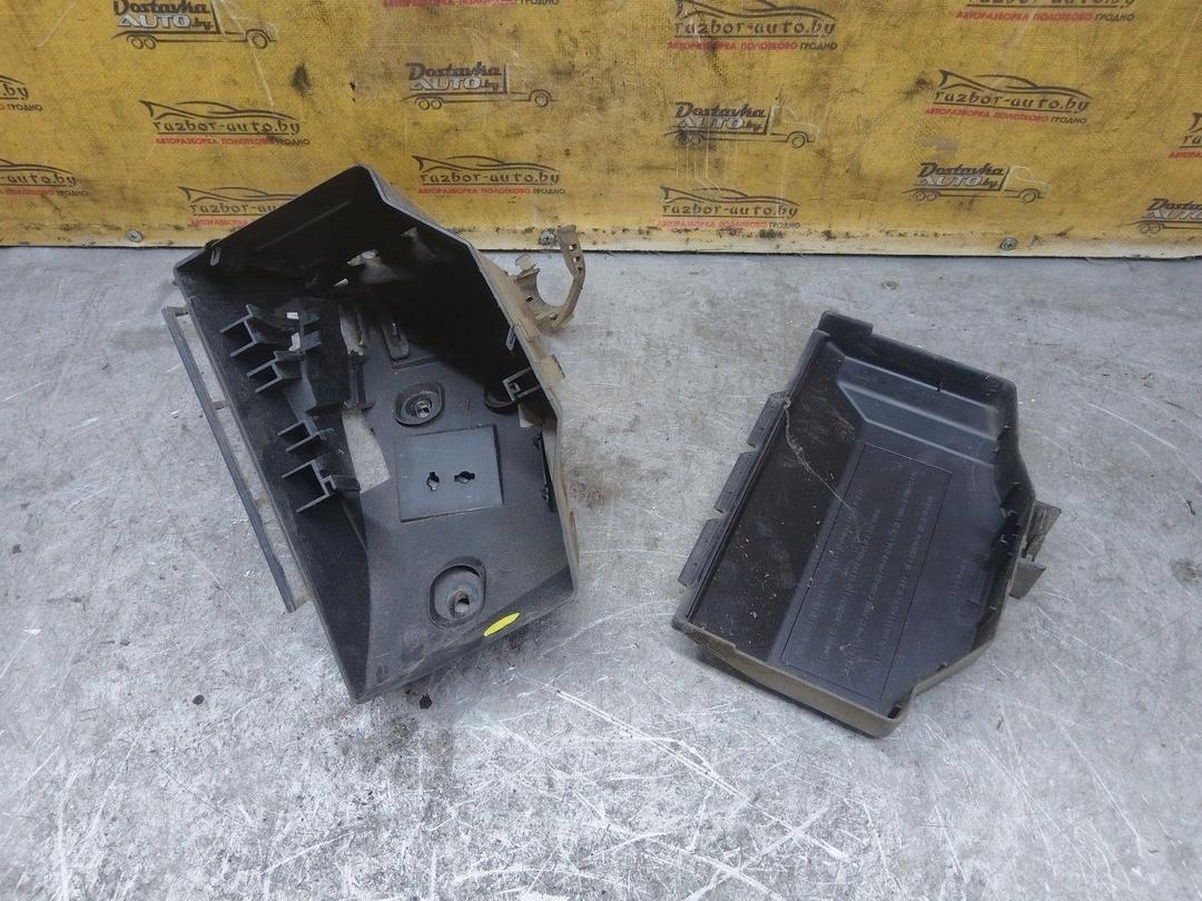 Короб предохранителей 8NUWW3 Renault Megane купить на авторазборке