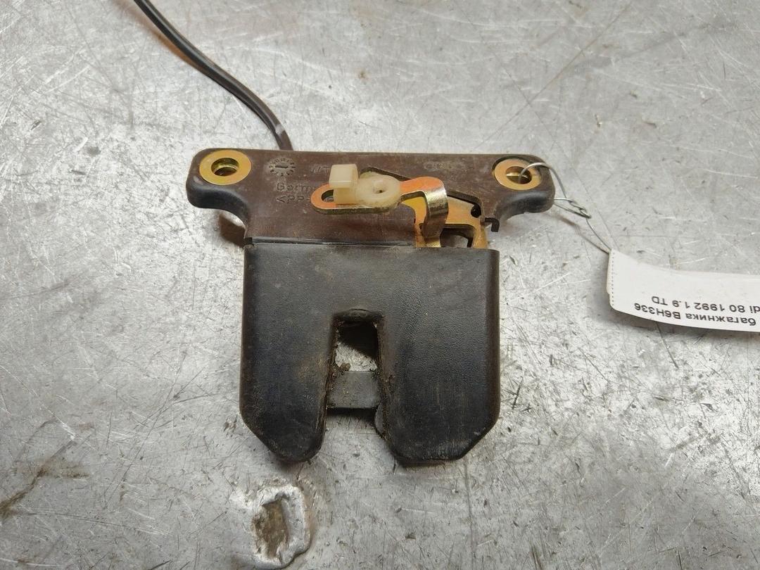 Замок багажника B6H336 Audi 80