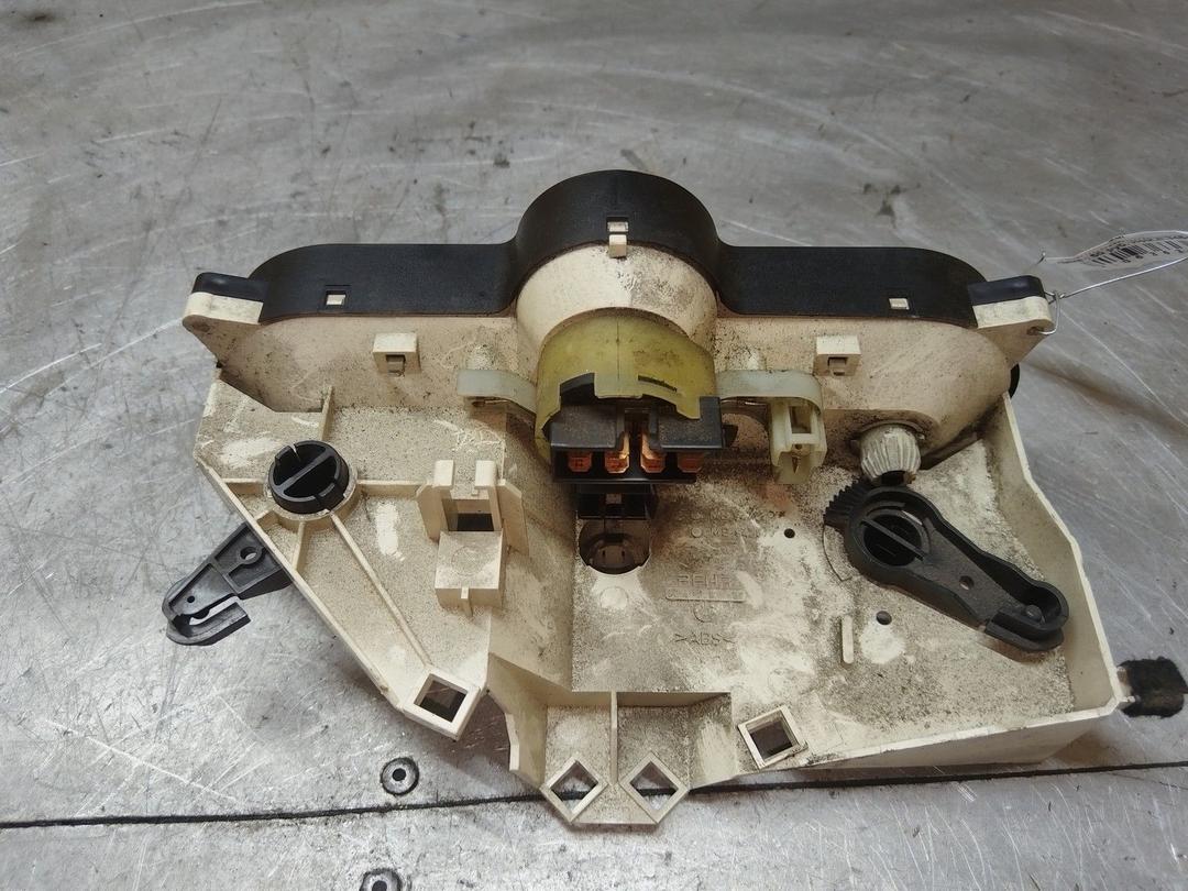 Блок управления печки/климат-контроля G3U0UR Mitsubishi Carisma купить