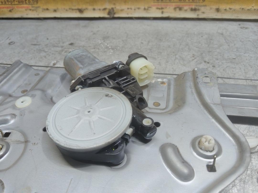 Стеклоподъемник электрический передний левый Y8VEQ8 Mitsubishi Grandis - Фото 3