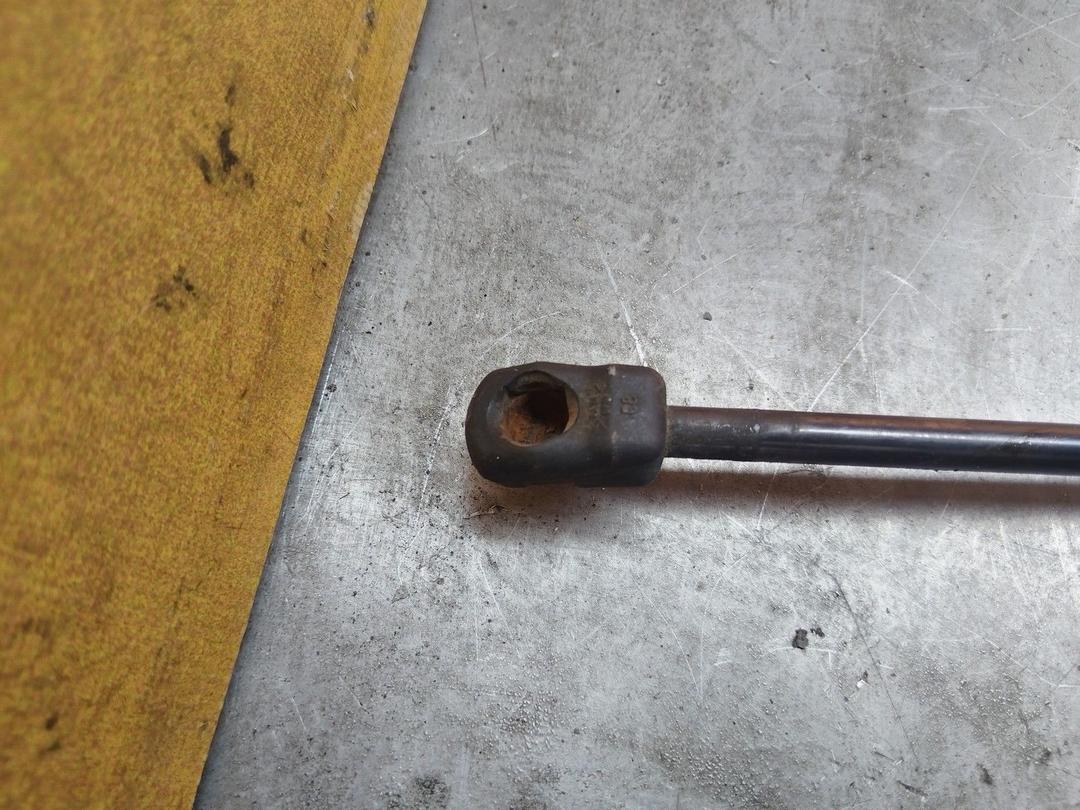 Амортизатор капота WHJQO8 Volkswagen Passat - Фото 3