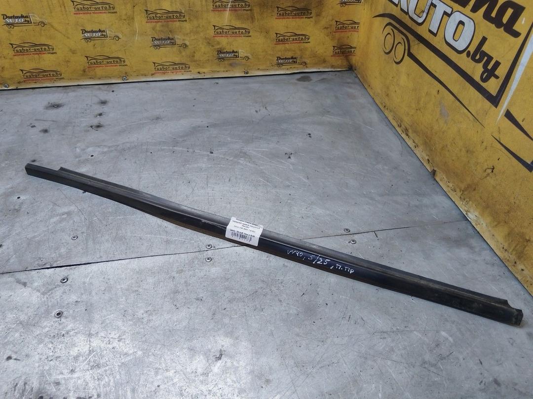 Молдинг стекла двери передней правой наружный Z5K4PO Volvo V40